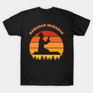 Ramadan Mubarak Ramadan Kareem Man Pray Dawn Dusk Gift T-Shirt